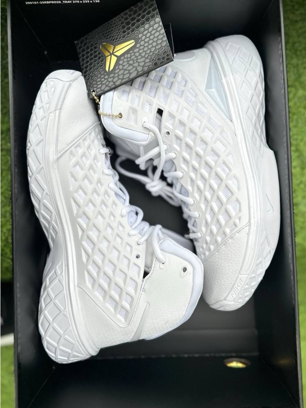 Basketball Shoes Brand New Sneakers
Style code: HM4351 100